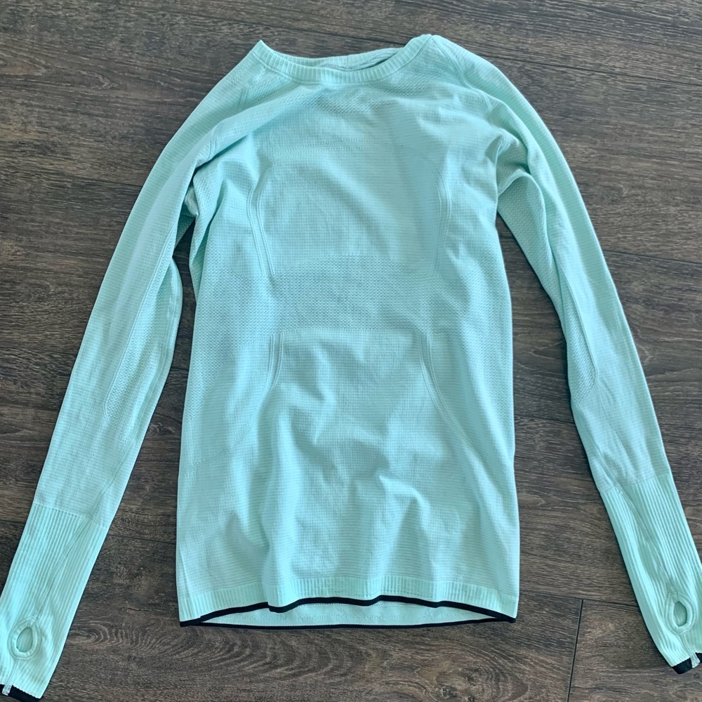 Lululemon long sleeved shirt size 6
